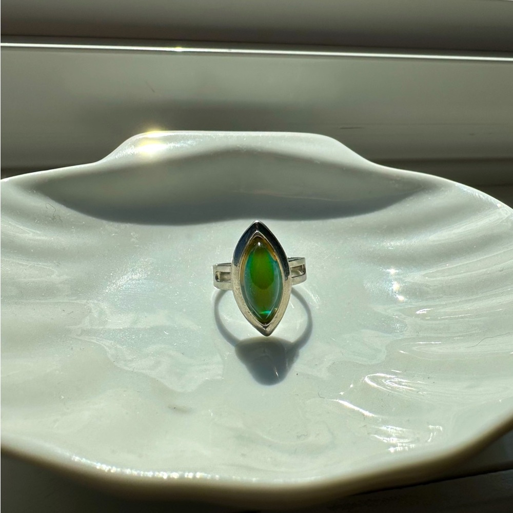 Almond shape mood ring - Picture 2 of 4